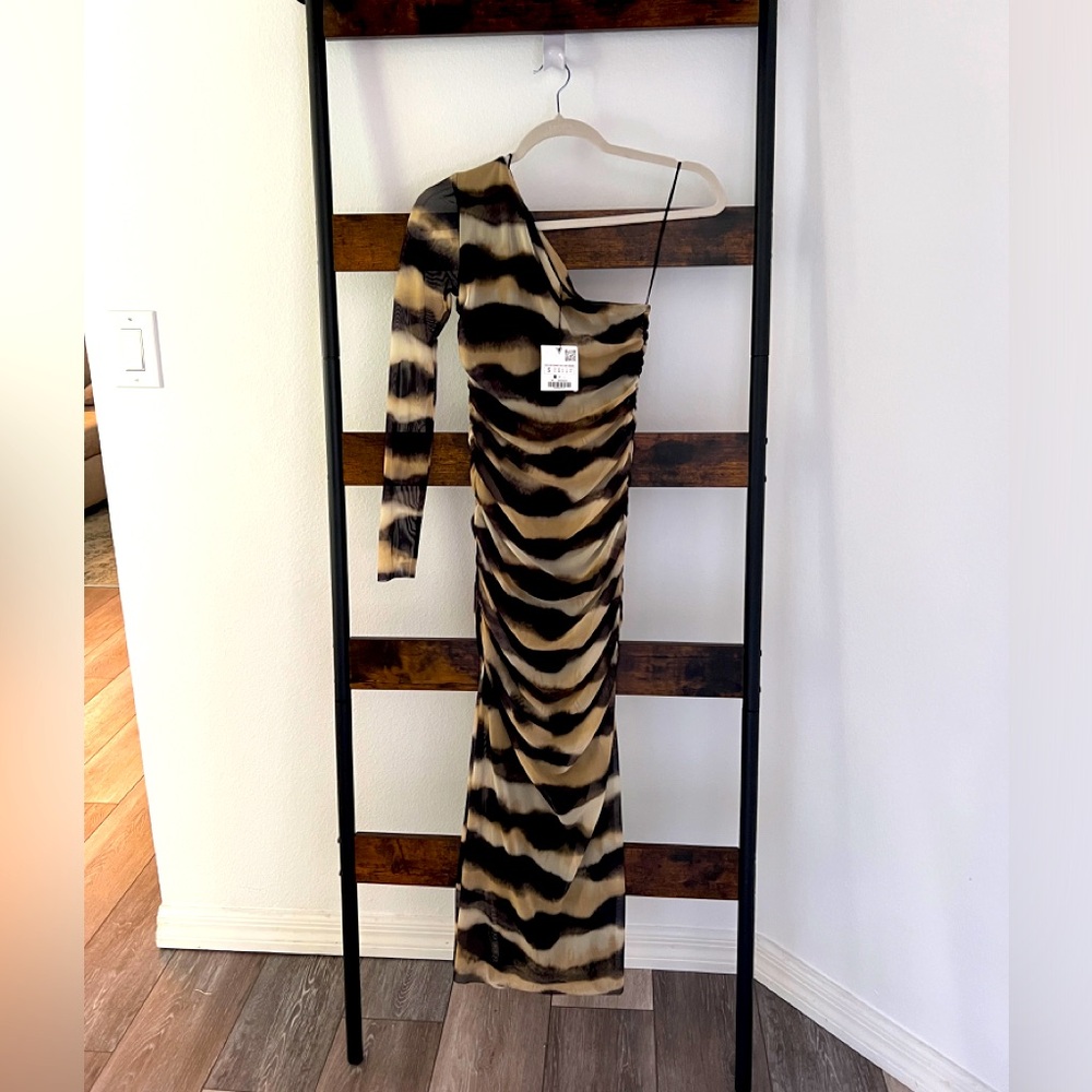 MIDI dress with asymmetric neckline and sleeve’s